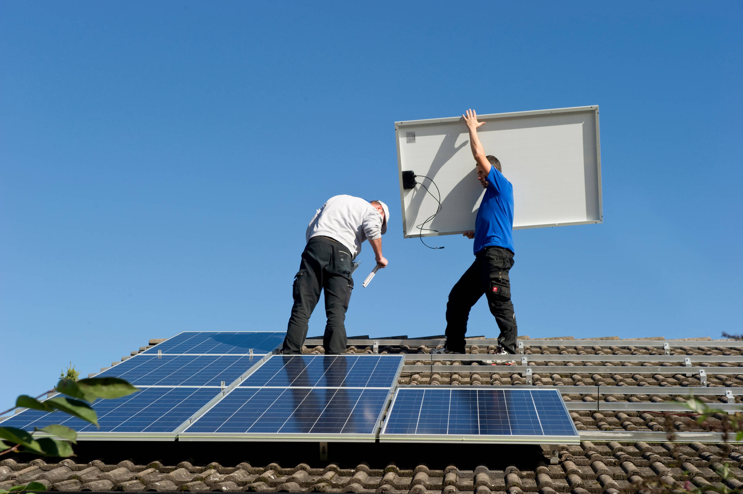 2 Techniker bei der Solarinstallation