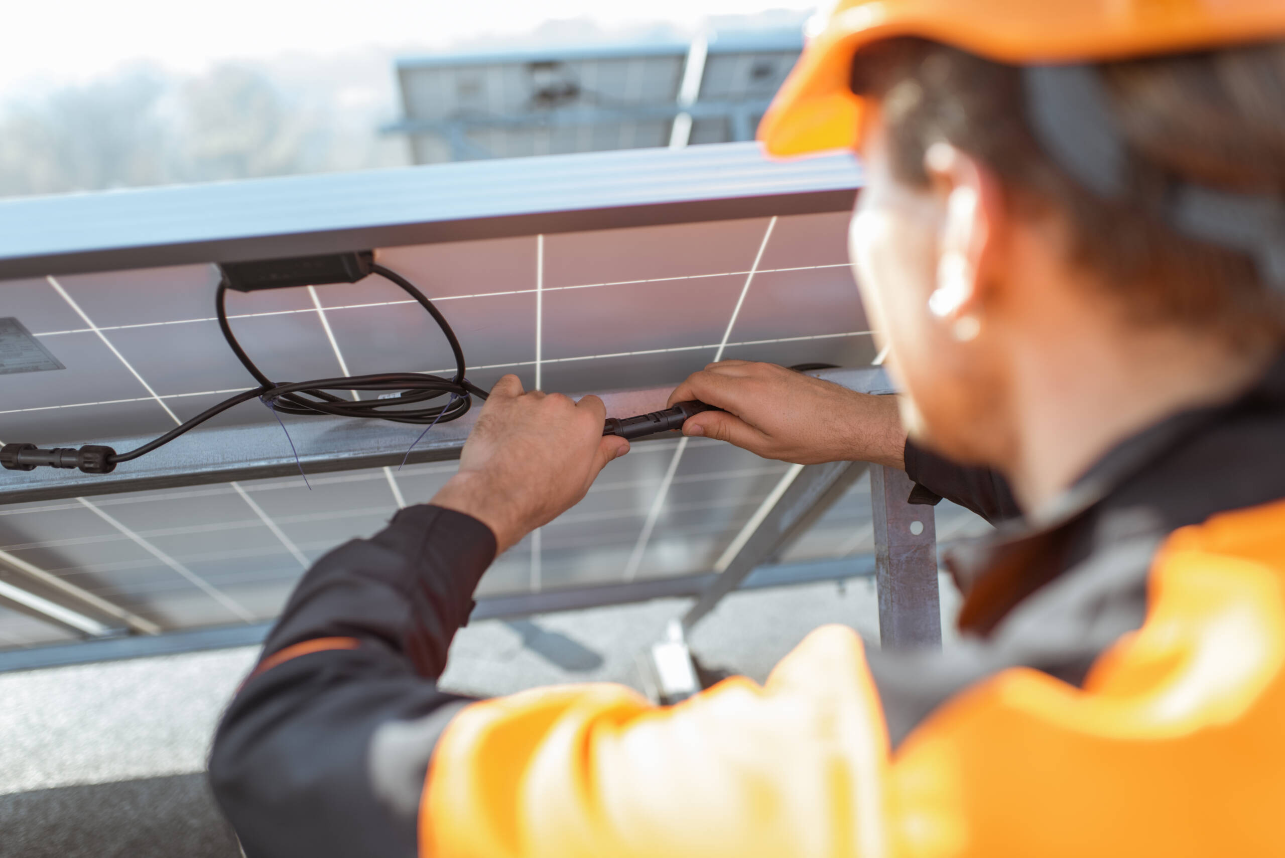 Ansicht der Elektronikarbeit an Solarpaneelen